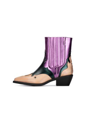 Stivale alla caviglia in stile occidentale, disponibile nei colori nero, viola metallico e nude. Caratterizzato da punta affusolata, tacco a blocco, fori decorativi e accenti verticali a righe.