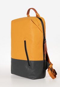 Oranje en grijs backpack met een slank ontwerp, voorzien van een hoofdcompartiment met rits en een vo pockets, gemaakt van duurzame, gestructureerde materialen.