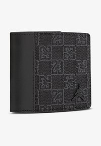 Portafoglio nero con motivo a scacchi che presenta il numero 23, realizzato in tessuto testurizzato e pelle, con un logo Jumpman nero in rilievo.