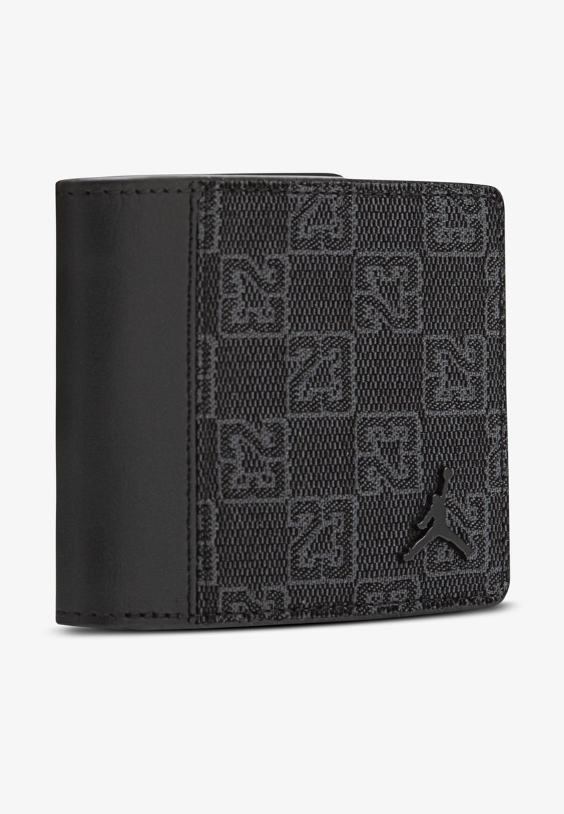 Portafoglio nero con motivo a scacchi che presenta il numero 23, realizzato in tessuto testurizzato e pelle, con un logo Jumpman nero in rilievo.