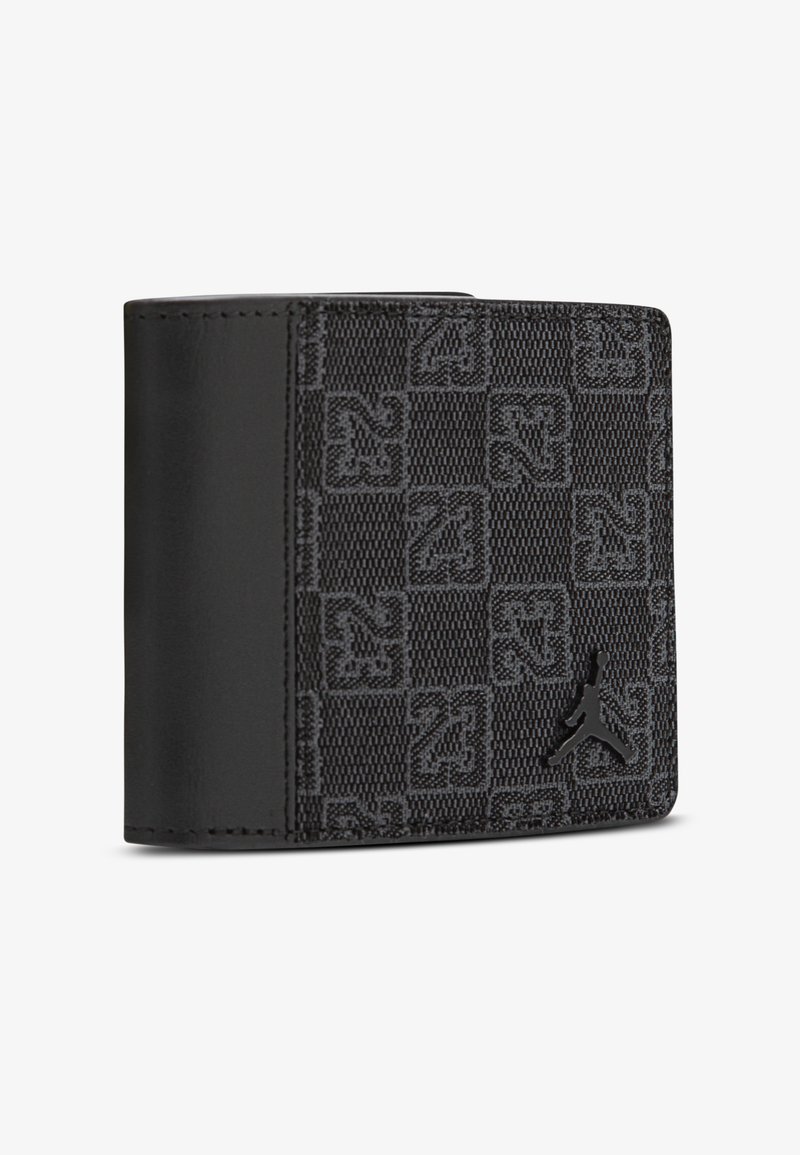 Crna novčanik s karo uzorkom na kojem je broj 23, izrađen od teksturiranog materijala i kože, s dizajniranim crnim Jumpman logom.