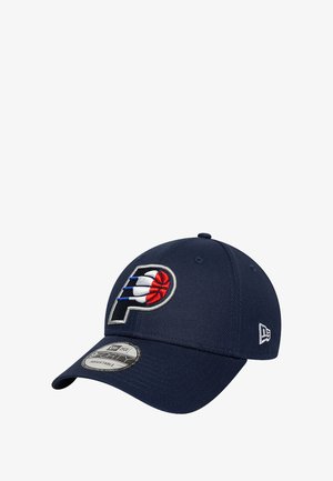 Marineblaue Baseballkappe mit gesticktem Logo, das ein Basketballsymbol und ein "P"-Emblem zeigt, entworfen für ein Team, mit gebogenem Schirm.
