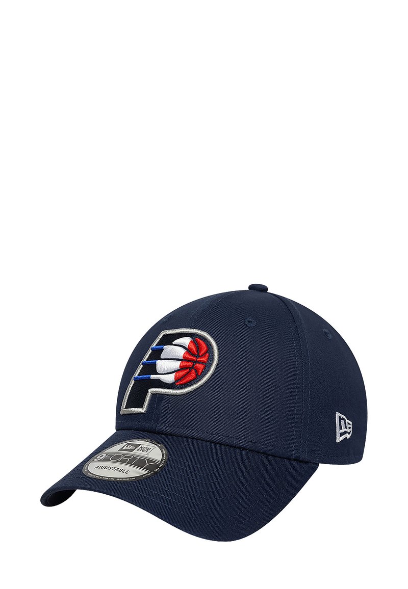 Cappello da baseball blu navy con logo ricamato raffigurante un pallone da basket e l'emblema "P", progettato per una squadra, con visiera curvata.