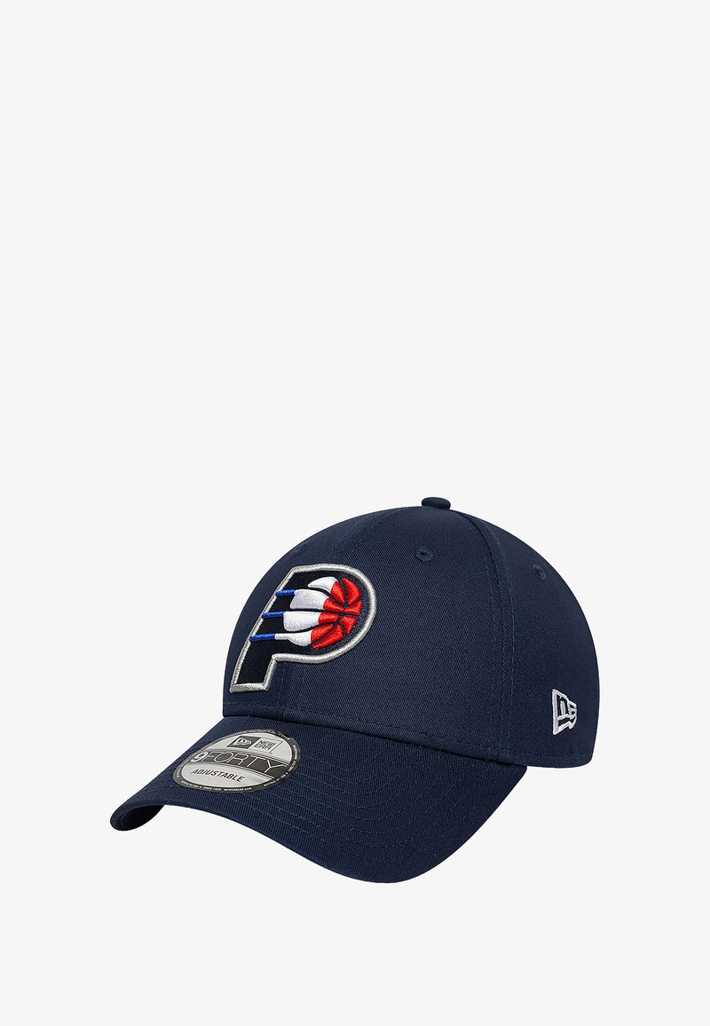 Cappello da baseball blu navy con logo ricamato raffigurante un pallone da basket e l'emblema "P", progettato per una squadra, con visiera curvata.