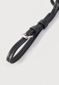 Črni usnjeni pašček z gladko teksturo, opremljen s srebrno kovinsko zaponko in šivi vzdolž dolžine za večjo trpežnost.