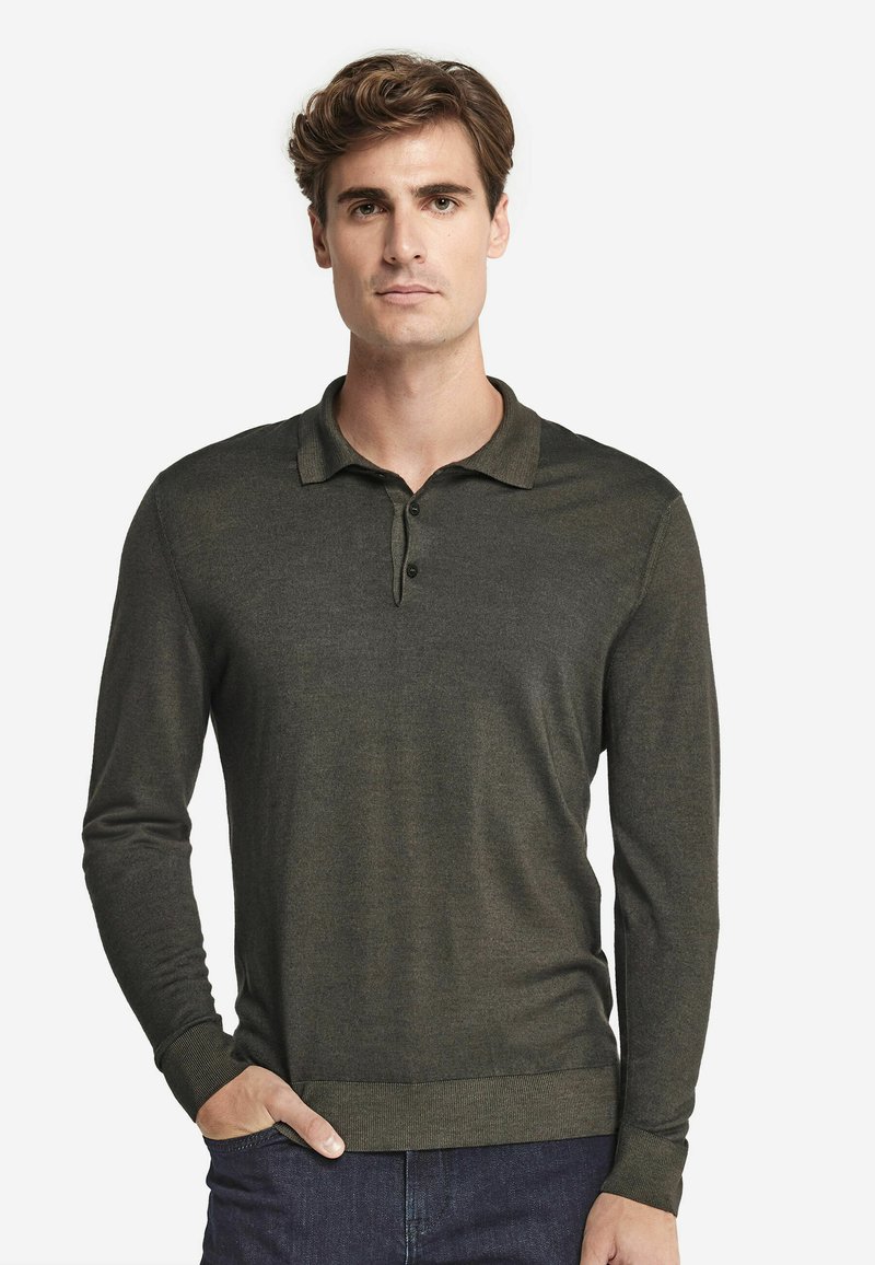 Mörkgrön långärmad polo skjorta tillverkad av ett mjukt sträckt tyg, med krage, tre knappslå och ribbad mudd.