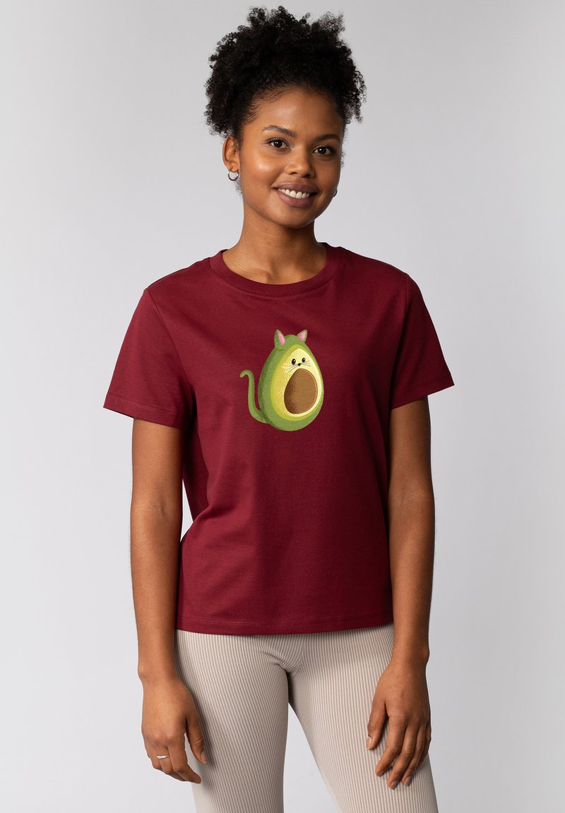 T-shirt en coton bordeaux avec un graphique amusant de chat avocat en vert et marron, col rond, manches courtes et coupe décontractée.