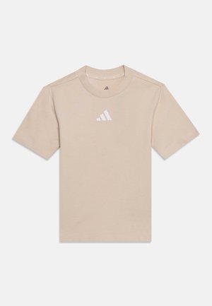 Beżowa koszulka Adidas z krótkim rękawem, okrągłym dekoltem i białym logo Adidas na środku z przodu.