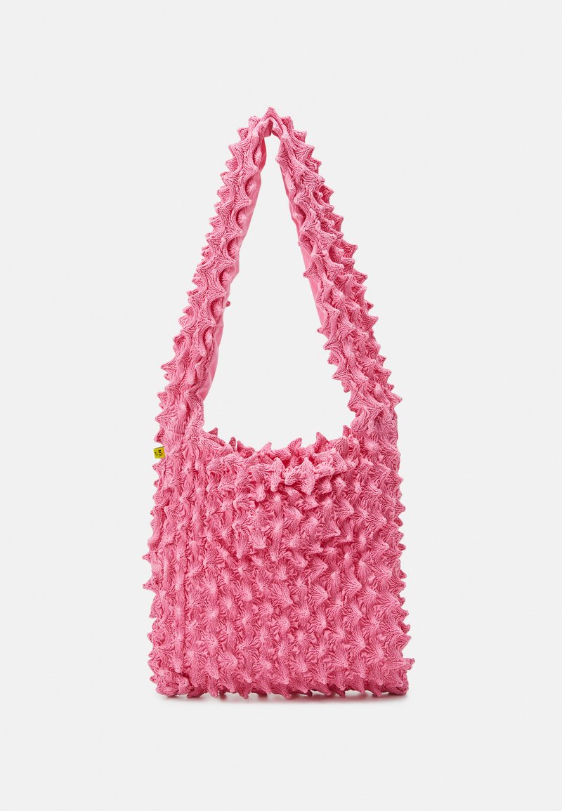 Bolso de mano rosa hecho de material texturizado, con un diseño recogido y volantes en los bordes, y una correa para el hombro de tamaño mediano.
