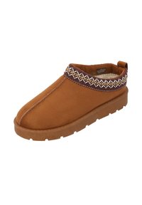 Pantofole in suede marrone con una banda accentuata tessuta e testurizzata e una suola in gomma, caratterizzate da una punta rotonda e un design alta fino alla caviglia.