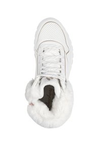 Zapatilla deportiva blanca con parte superior de cuero suave, cuello de piel sintética acolchado, diseño de cordones y detalles perforados en la puntera.