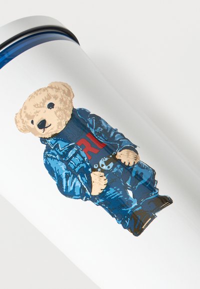 Ποτήρι με εικόνα ενός αρκουδάκι που φοράει τζιν μπουφάν, μπλε τζιν, μαύρες μπότες και ναυτικό πουλόβερ με κόκκινα γράμματα "RL".