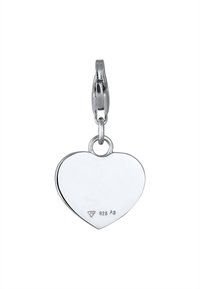 Charm en argent en forme de cœur avec surface polie, équipé d'un fermoir à homard pour l'attache et estampillé "925 Ag" pour l'authenticité de l'argent sterling.