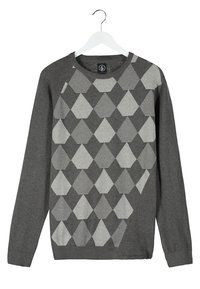 Pull gris foncé à manches longues avec motif en diamants variés gris clair, col rond, suspendu sur un cintre blanc sur fond blanc.