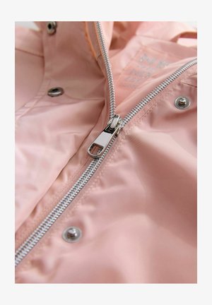 Világos rózsaszín vízálló dzseki ezüst cipzáras záródással és patentgombokkal. Simával matt textúrájú, belül jól látható márkajelzéssel.