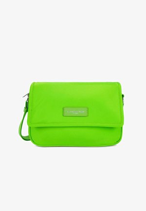 Sac bandoulière en nylon vert avec une fermeture rabat, arborant une plaque logo en argent, une bandoulière réglable et une texture lisse.