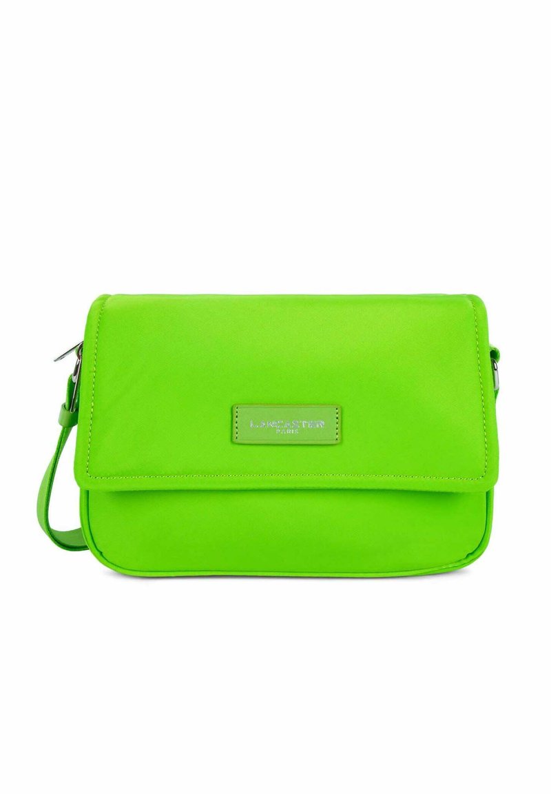 Borsa a tracolla verde in nylon con chiusura a patta, dotata di una placchetta in metallo argentato, tracolla regolabile e texture liscia.