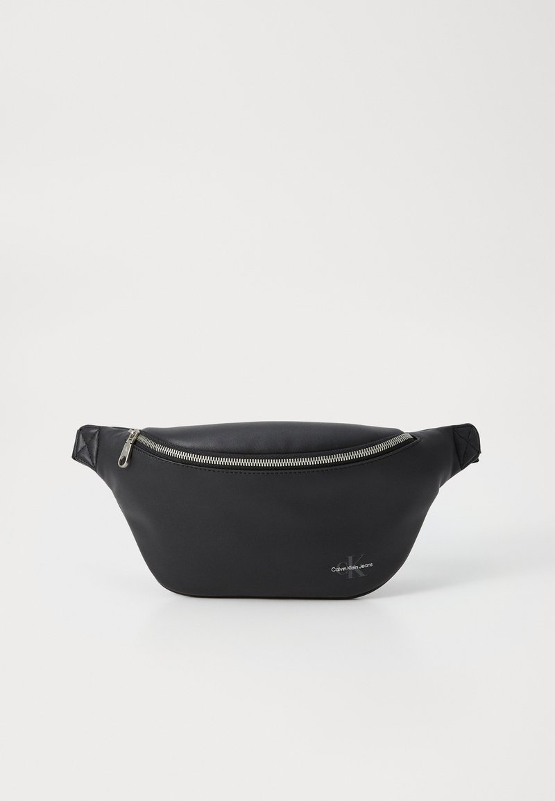 Čierny nylonový pásový vak so štýlovým dizajnom, ktorý obsahuje strieborný zips, akcent logo a polstrované strany pre pohodlie. Ideálny na casual použitie.