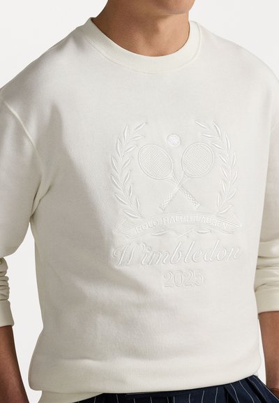 Sweatshirt alb cu logo brodat Wimbledon 2025, design cu rachete de tenis și coroană de lauri; material moale, guler rotund, manșete ribbate.