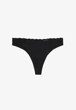 Tanga negra con textura suave y bordes festoneados. Diseño minimalista con un logo de la marca sutil en la cinturilla.