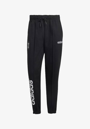 Černé tepláky Adidas s elastickým pasem a manžetami, bílým logem Adidas na stehně a velkým vertikálním nápisem na levé noze, znak Liverpool FC na boku.