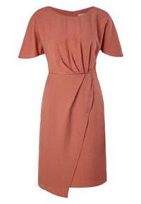 Robe courte rouille à manches courtes, longueur genou, avec un col rond, des plis sur le devant et une jupe asymétrique style portefeuille.