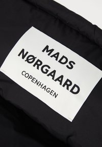 Mads Nørgaard PILLOW BAG - Tote bag - black