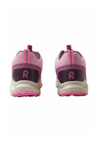 Scarpe da ginnastica rosa con tomaia in mesh traspirante, accenti viola scuro, suola in gomma e linguetta posteriore con dettaglio a righe.