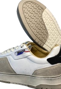 Sneakers bianchi in pelle con accenti in suede grigio, suola in gomma bianca testurizzata, dettagli con logo e design classico con lacci.