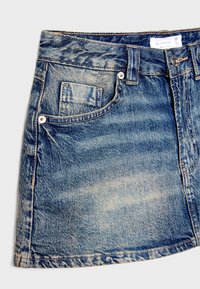 Denim-Minirock in Hellblau mit verblasster Textur. Verfügt über eine Vordertasche, einen Metallknopfverschluss und sichtbare Nähte.