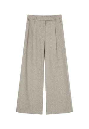 Pantalons amples en tissu texturé gris clair. Inclut des plis à la taille et une coupe ajustée. Pas de matériel ou de motifs visibles.