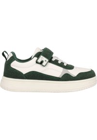 Zapatilla verde y blanca que presenta una combinación de tela texturizada y cuero liso, con una correa de gancho y bucle y una suela de goma.