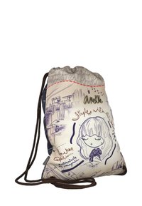 Bolsa de cordón con una niña de dibujos animados, texto manuscrito y bocetos en tonos azules y marrones, con cuerdas marrones y un fondo blanco roto.