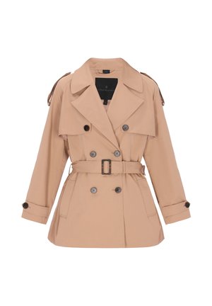 Beige trenssitakki, jossa on kaksirivinen etuosa, leveä kaulus ja vyötäröllä vyö. Takissa on olkatoppaukset ja napilliset yksityiskohdat.