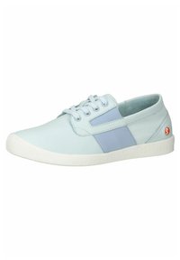 Sneakers azzurri con una superficie liscia, caratterizzati da un accento in tessuto blu e una suola in gomma bianca, design con lacci e dettaglio del logo sul lato.
