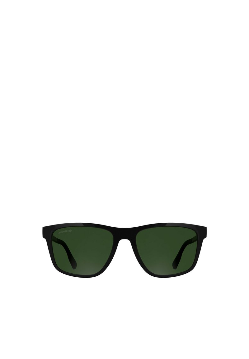 Lunettes de soleil en plastique noir avec des verres verts, de forme rectangulaire et avec des branches droites. Marque Lacoste visible sur le coin supérieur gauche du verre.