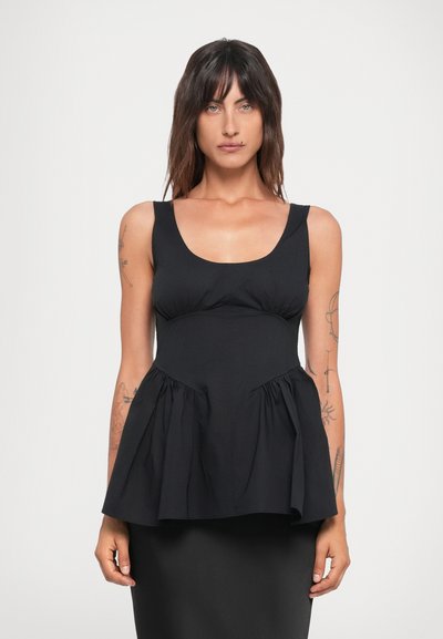 Top peplum noir en tissu au toucher lisse, avec un décolleté en arrondi et un buste froncé, évasé à la taille.