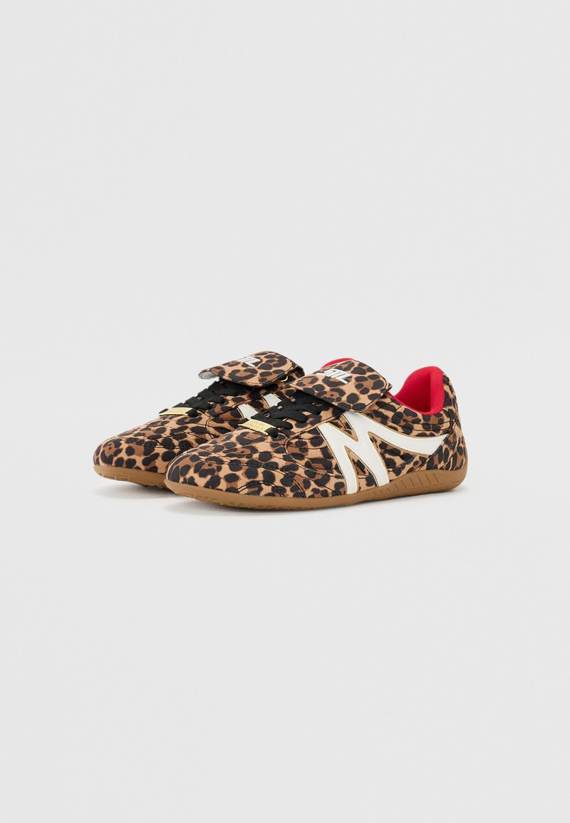 Leopardenmuster Sport Schuhe mit einer strukturierten Oberseite, weißen Akzenten, verstellbaren Klettverschlüssen und einer Gummisohle. Rote Innenausstattung sichtbar.