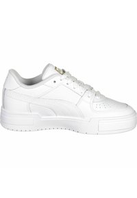 Zapatilla blanca de cuero con un diseño texturizado, punta redonda, perforaciones en la caja de los dedos y cordones planos. Suela de goma gruesa y estampada.
