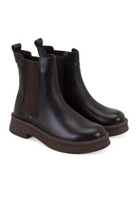 Zwarte leren enkellaarzen met elastische zijpanelen en een gestructureerde bruine rubbere zool. Gladde afwerking met een ronde neus en treklussen.