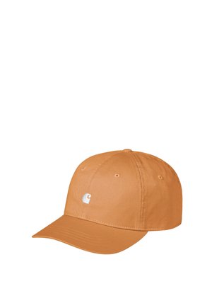 Gorra de béisbol color topo con visera curvada y pequeño logo blanco en el frente, hecha de tela con paneles cosidos y ojetes de ventilación.