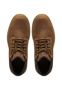 Zapatos de cuero marrón con una parte superior lisa, acentos texturizados en marrón oscuro, cordones redondos y suela de goma. Presentan un interior acolchado.