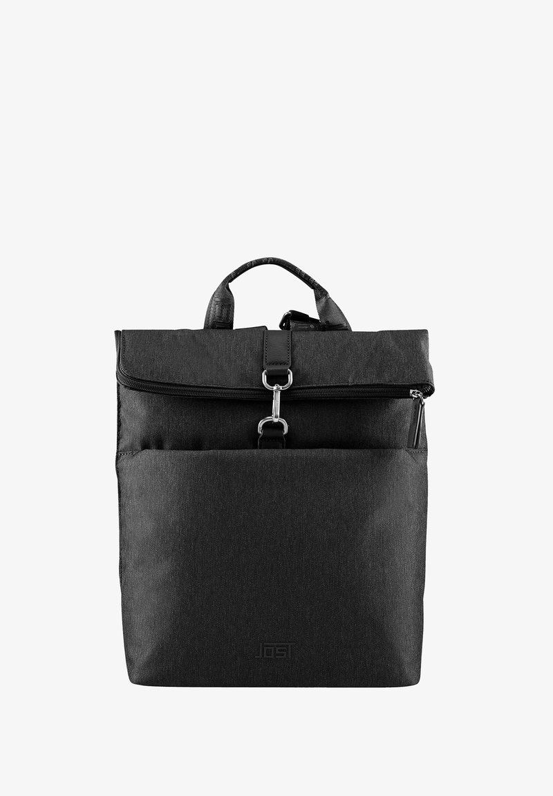 Sac à dos en tissu noir avec un rabat, fermeture éclair, poche avant et une anse robuste. Comprend un fermoir en métal et un détail de marque.