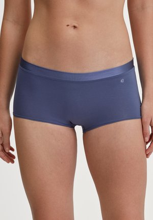Navyblauwe boxershorts van zacht materiaal met een brede tailleband. Heeft een minimale branding en een middelhoog model voor extra comfort.