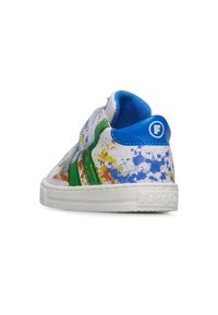 Sneaker bianchi con accenti blu e design a spruzzo di vernice verde, arancione e blu. Presentano una cinghia in velcro e una fodera testurizzata.