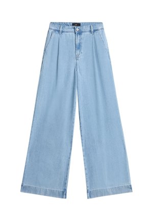 Jean denim bleu clair à jambes larges avec plis à l'avant, poches latérales, passants de ceinture et fermeture par bouton.