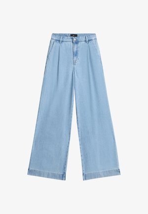 Jean denim bleu clair à jambes larges avec plis à l'avant, poches latérales, passants de ceinture et fermeture par bouton.