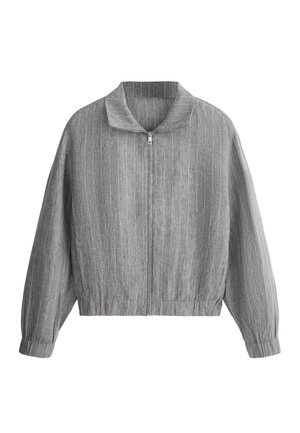 Szürke cipzáros dzseki vékony függőleges fehér csíkokkal, álló gallérral, hosszú ujjakkal és elasztikus mandzsettával és szegéllyel.