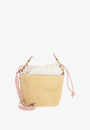 Petit sac seau tressé beige avec sangle en cuir rose clair et fermeture à cordon en tissu blanc.