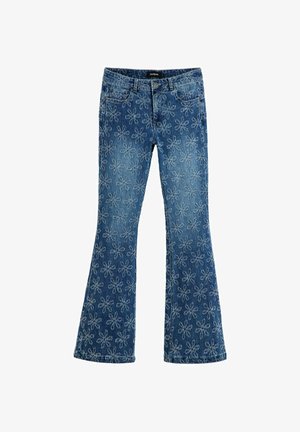Blauwe wijde jeans met een overal wit bloemenpatroon, voorzakken, lussen voor een riem en knoopsluiting.